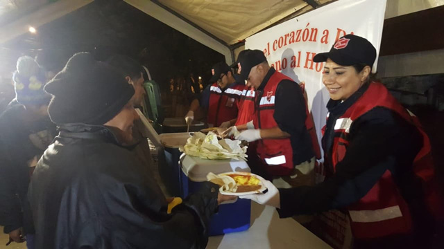 Meals are provided to the migrant caravan