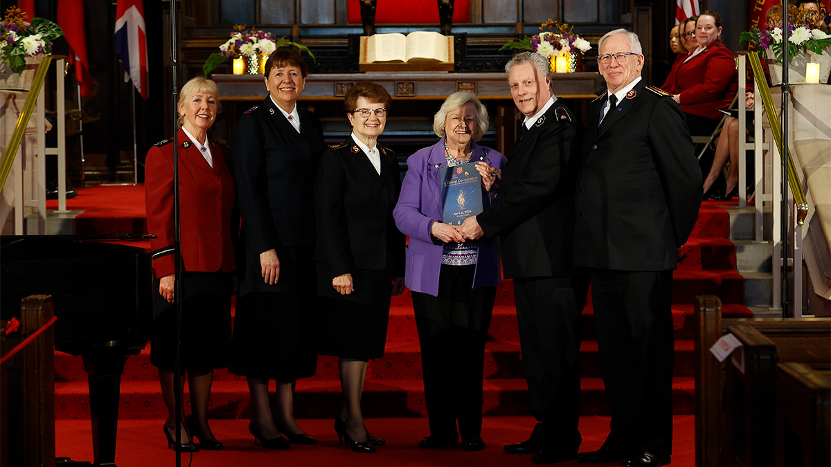 Heather Hetherington, daughter of General Arnold Brown, receives a plaque recognising his establishment of the International Staff Songsters in 1980 during his tenure as the Army’s international leader (Photo: Mark Yan)