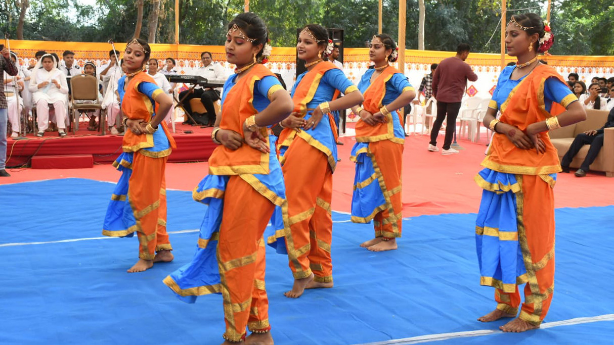 Five dancers in bright blue and orange perform at the congress