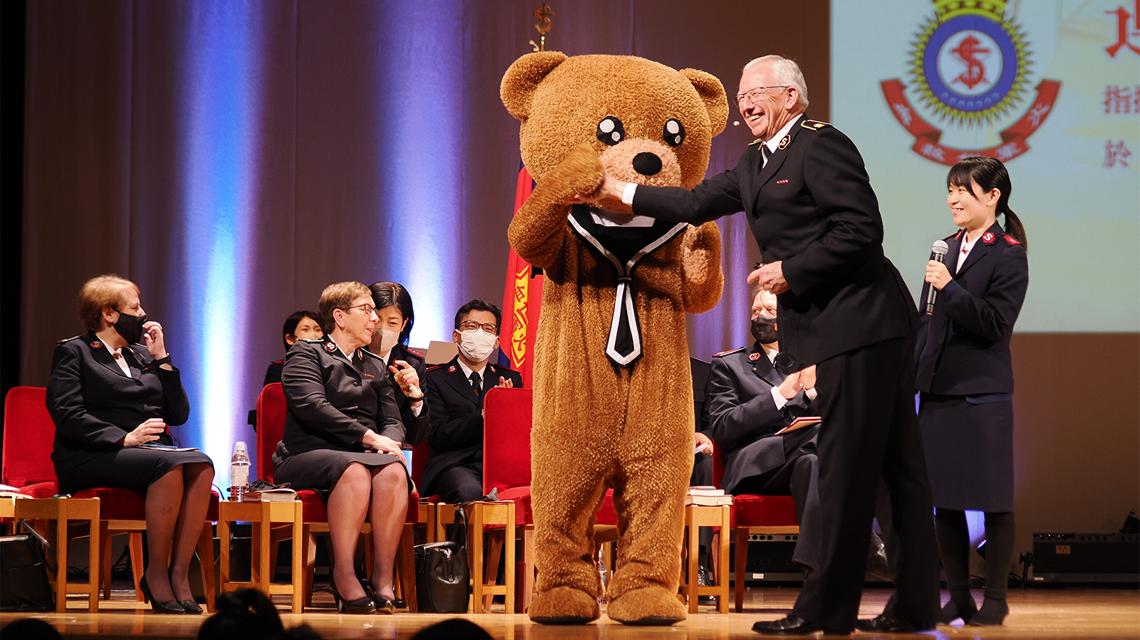 Shimo Bear greets the General