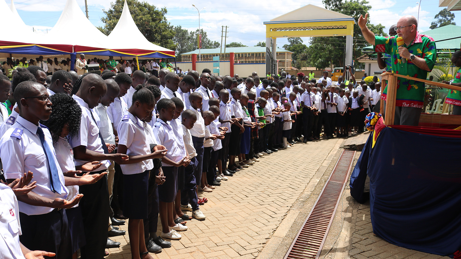 The General prays for young people