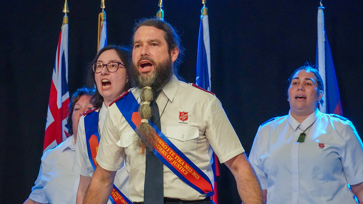 ewly commissioned lieutenants Andy and Tamsyn Connor perform the haka, with second year cadets in the background