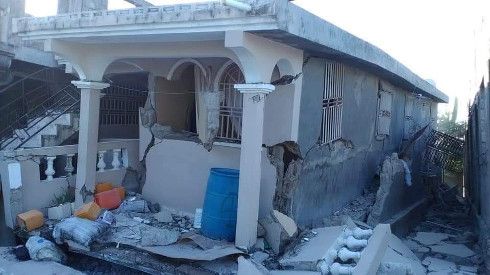 Haiti quake damaged building