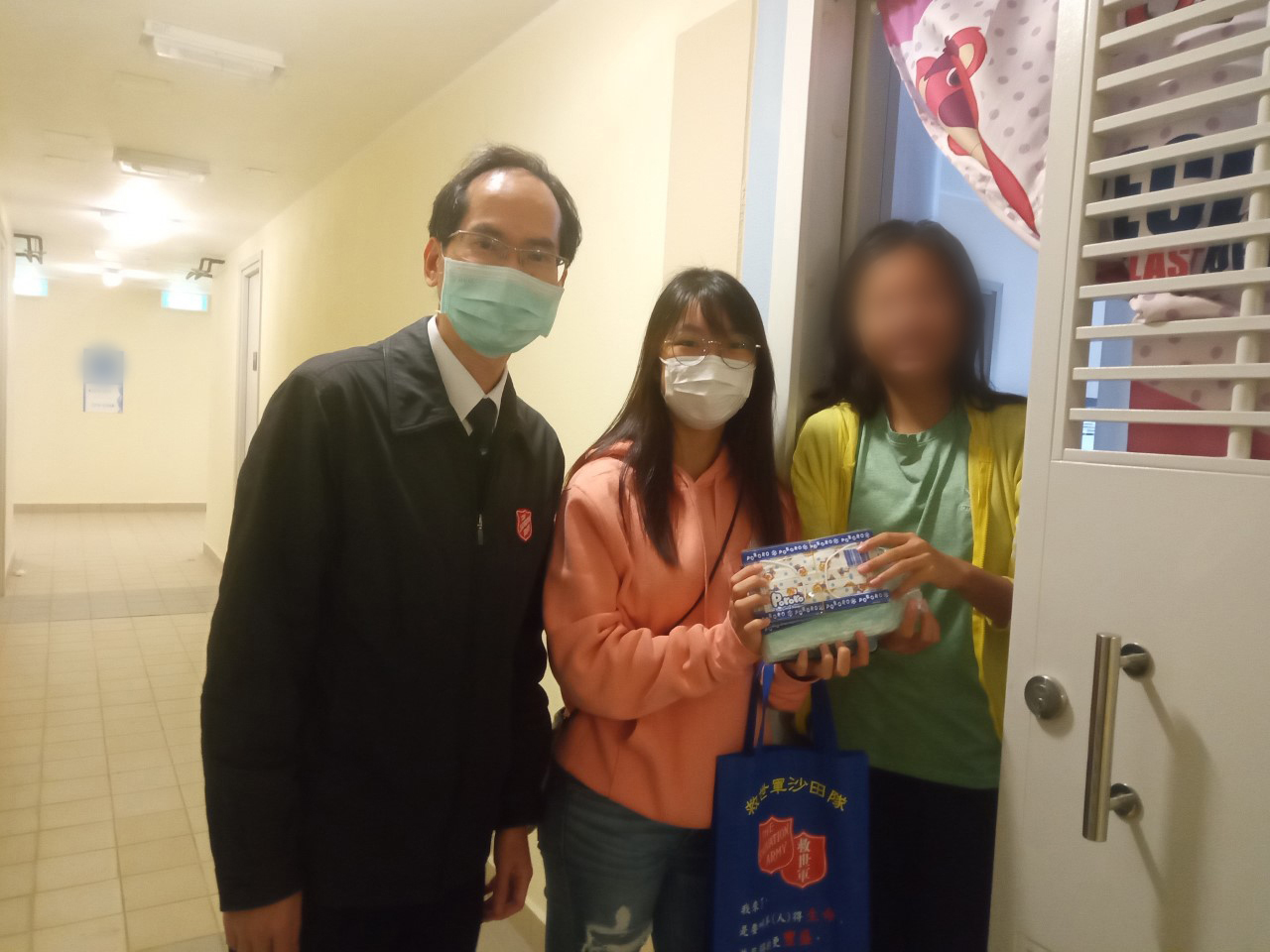 Distributing face masks