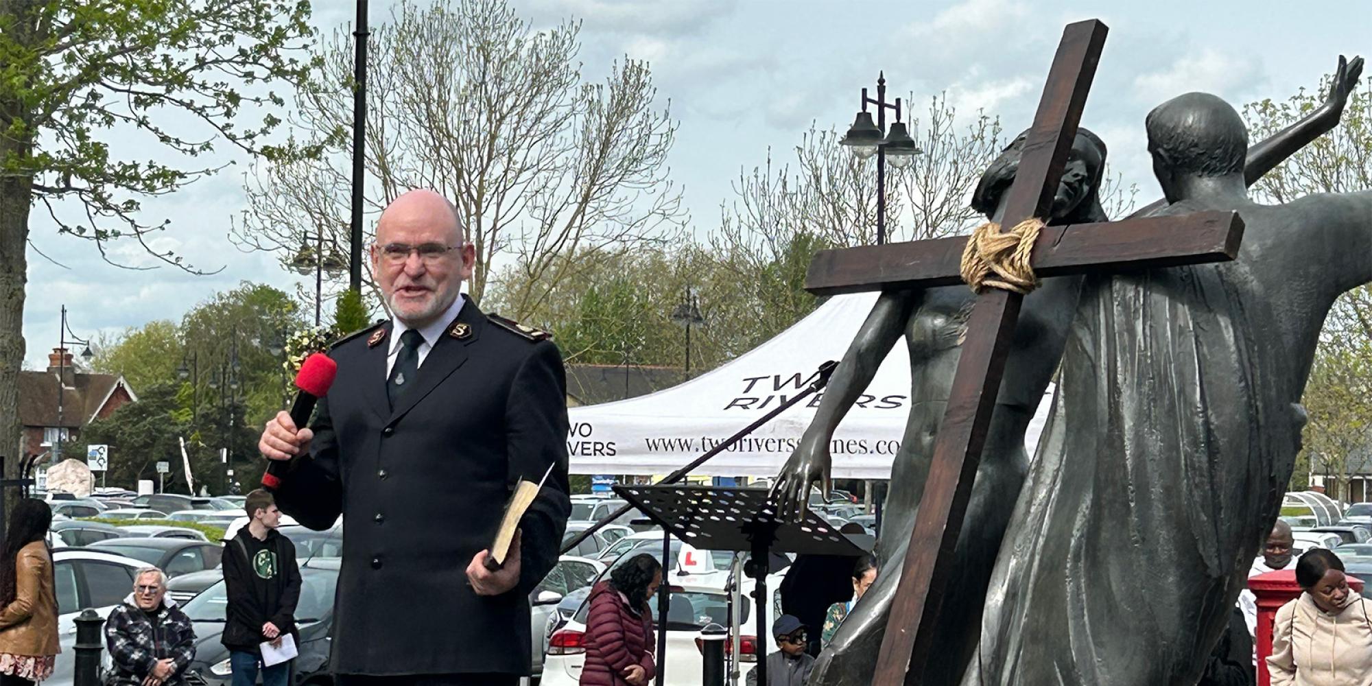 The General preaches outside