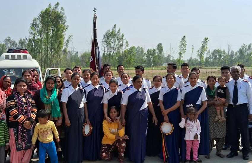 A large group, some wearing Salvation Army uniform