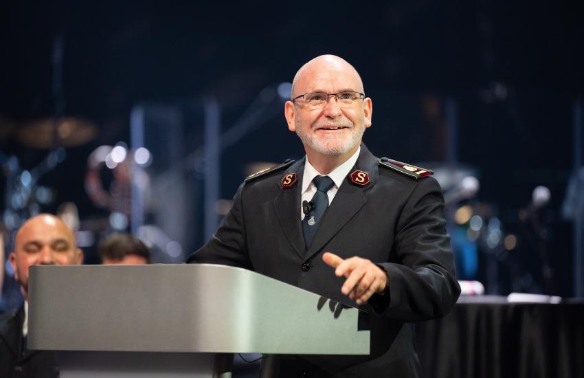 General Lyndon Buckingham addresses the congregation