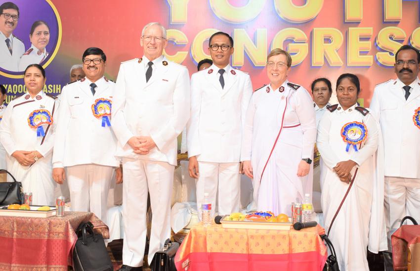 The international leaders stand with India Central Territory leaders