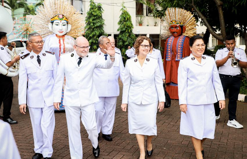 The international leaders are welcomed to Indonesia