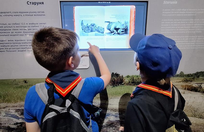 Children visit a museum