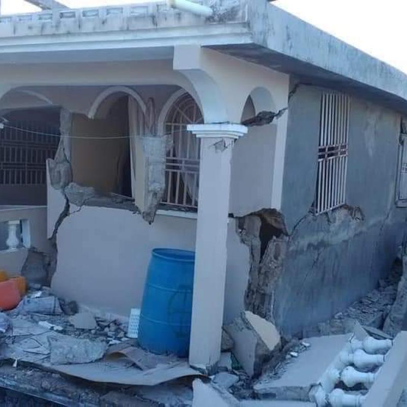 Haiti quake damaged building