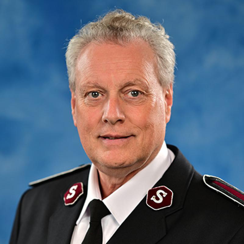 Headshot of Commissioner Lee Graves